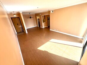 Building Photo - 533 S St Andrews Pl