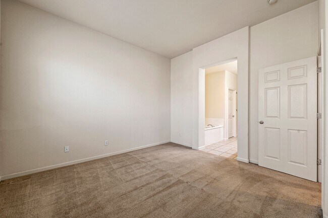 Building Photo - Spacious Tri-Level Home - Great Downtown S...
