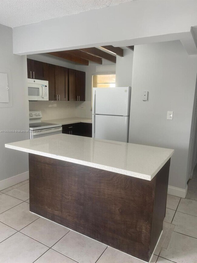 Building Photo - 8870 Fontainebleau Blvd