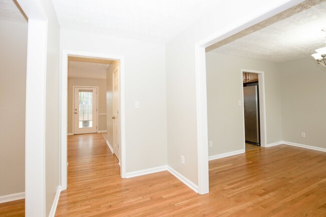 Building Photo - "Charming 4-Bedroom Home with Granite Coun...