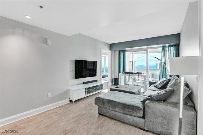 Building Photo - 2700 S Las Vegas Blvd