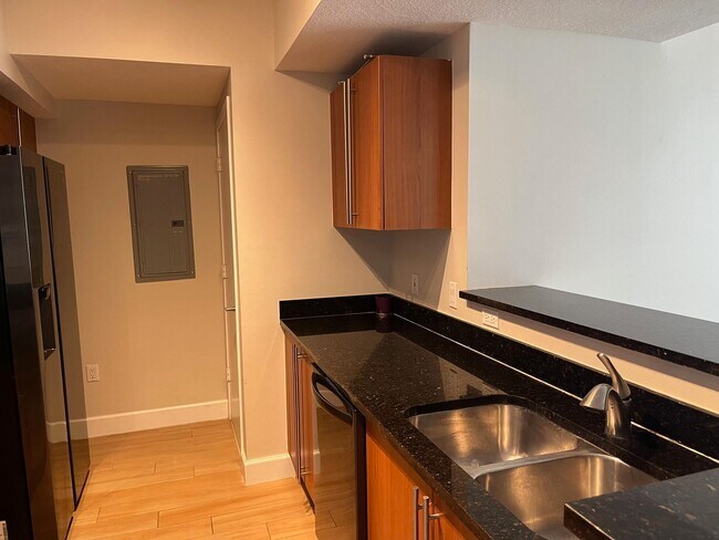 Building Photo - 1551 N Flagler Dr