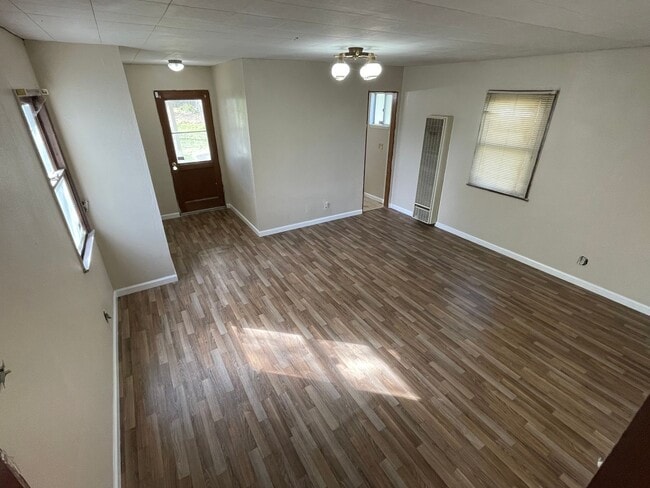 Building Photo - Large and Spacious Home