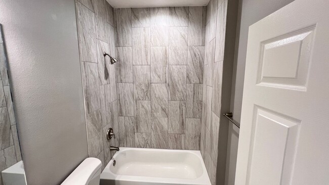 Building Photo - GORGEOUS Bedroom, 2 Bathroom Home in Palm ...