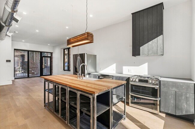 Building Photo - 1414 N Maplewood Ave