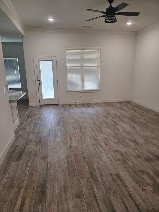 Building Photo - 2143 Sweetwater Ranch Ave