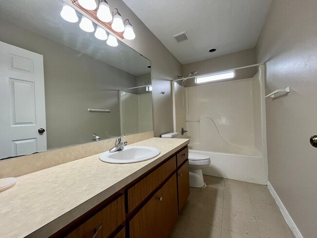 Building Photo - 2 Bed/1 Bath Duplex