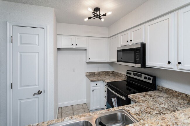 Building Photo - Villa Borgata Condo with Newer Flooring, P...