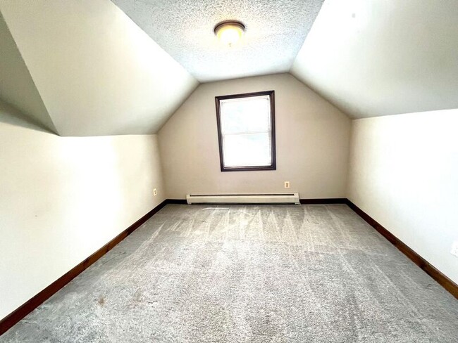 Building Photo - 892 St James Ave