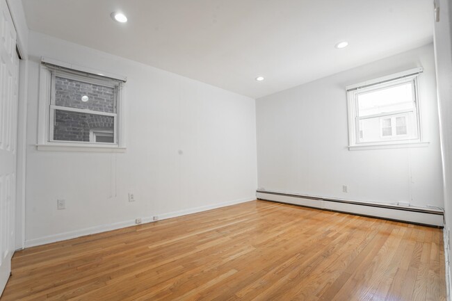 Building Photo - 157 Roosevelt Ave