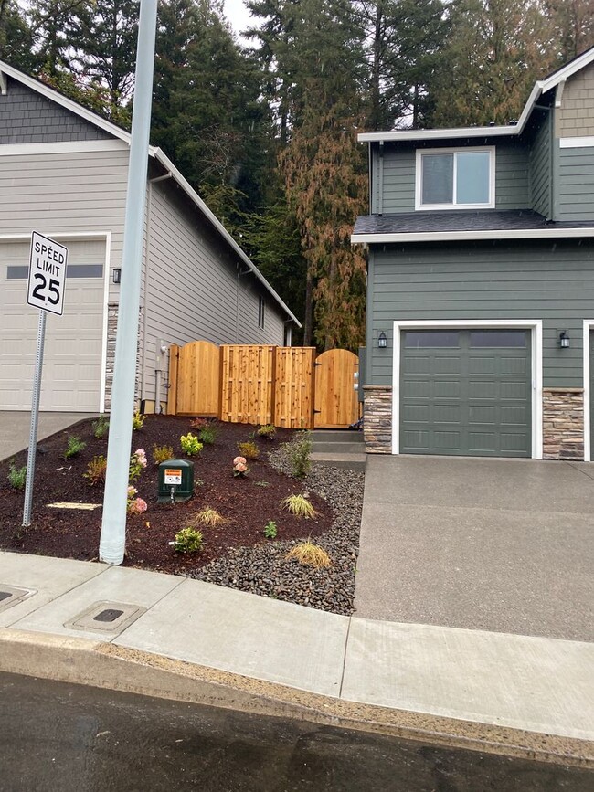 Building Photo - 2 Bed 1.5 Bath Home with Garage, Washer/Dr...