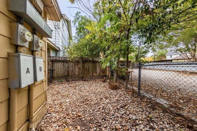 Building Photo - 909 E 38th St