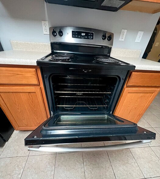 Building Photo - 561 Hampton Way