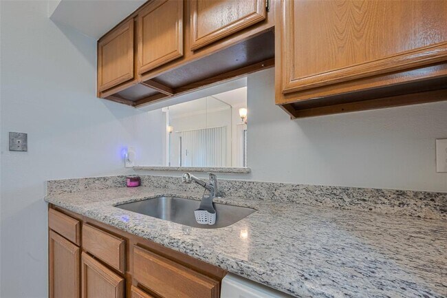 Building Photo - 2025 Augusta Dr