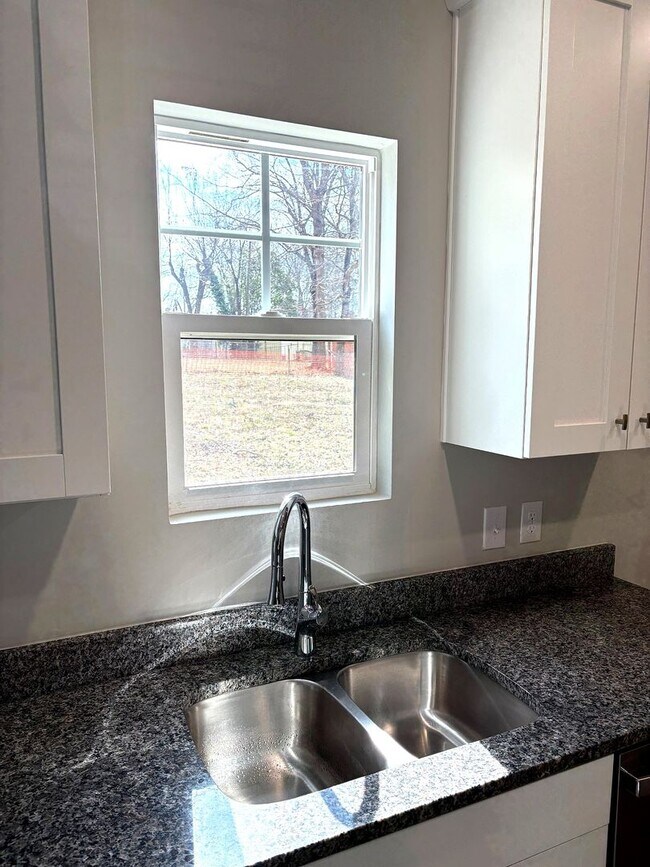 Building Photo - Beautiful 3BR 2.5BA Home w/ Full Appliance Kitchen • Garage Parking in Shelby