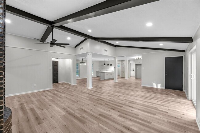Building Photo - 213 Westview Dr