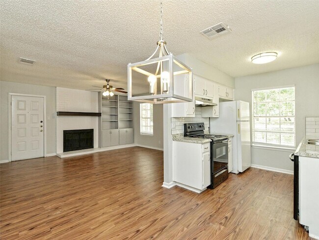 Building Photo - 1010 Cushing Dr