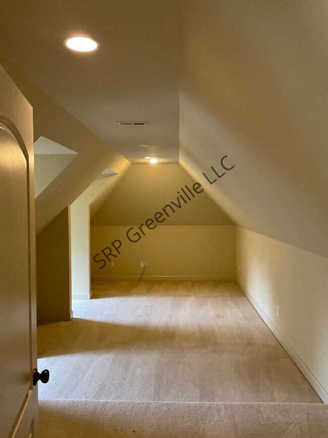 Building Photo - Four Bedroom Brick House for Rent!