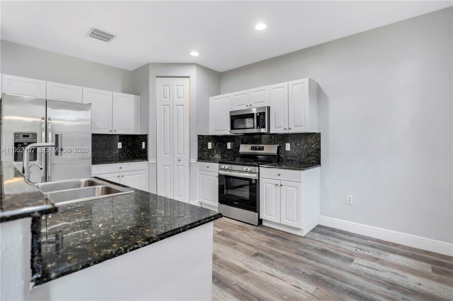 Building Photo - 2540 SW 85th Ter