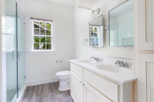 Building Photo - 2108 Robinhood Trail