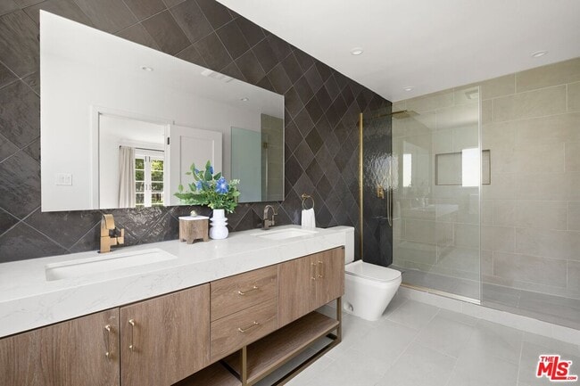 Building Photo - 712 N Rodeo Dr