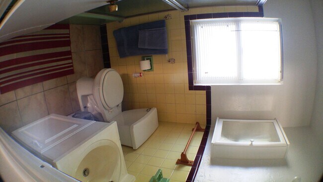 Building Photo - Charming 3 bedroom