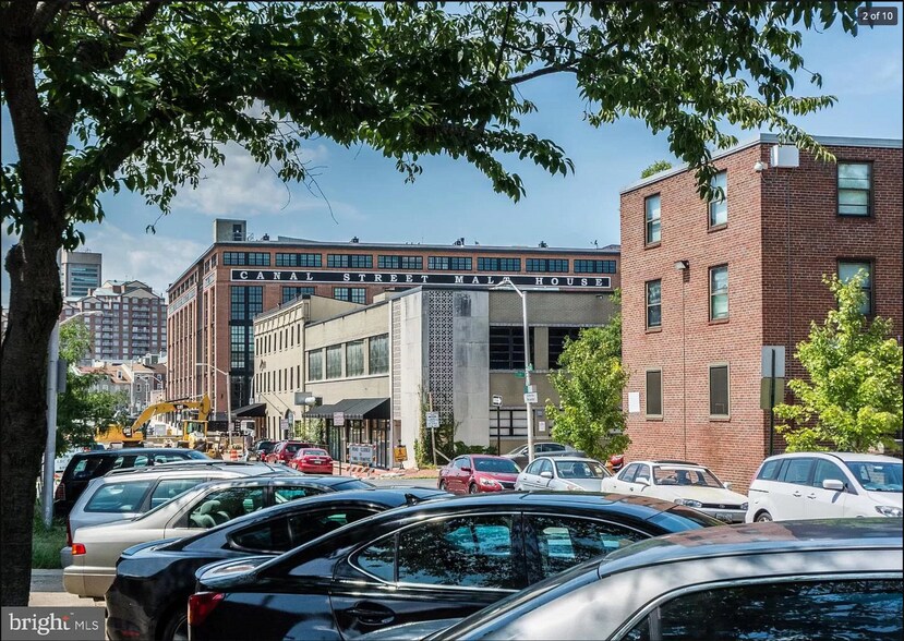 2 Blocks from Whole Foods Market Grocery Store - 409 S Spring St