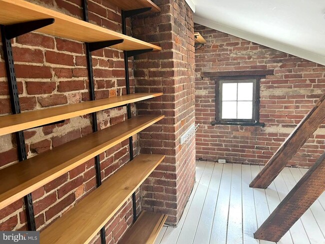 Building Photo - 308 S Fairfax St