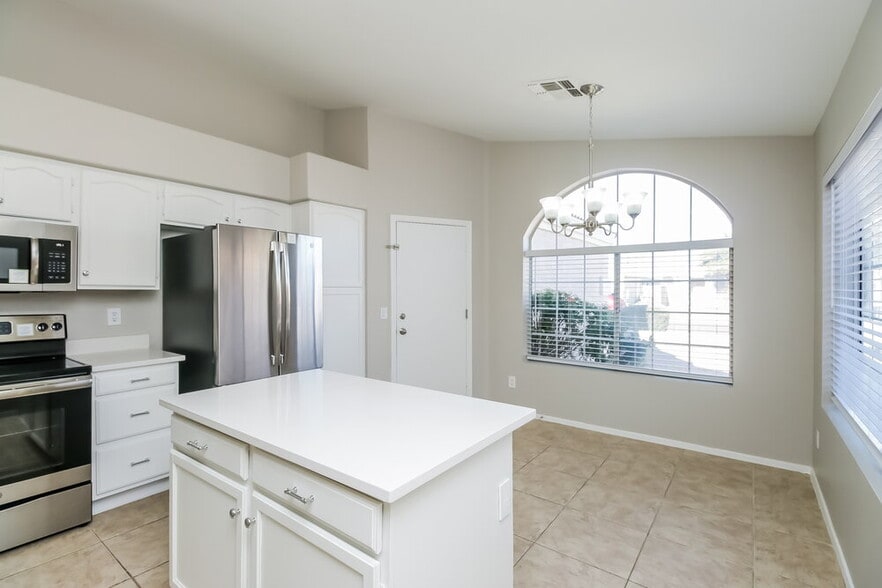 Building Photo - 851 E Boston St