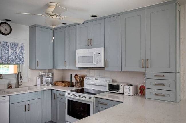 Building Photo - 1 Bedroom 1 Bathroom Furnished Second Floor Direct Ocean View Condo Lease dates: 5/1/2026 - 12/31...