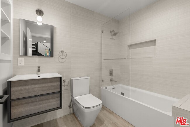 Building Photo - 807 N Detroit St