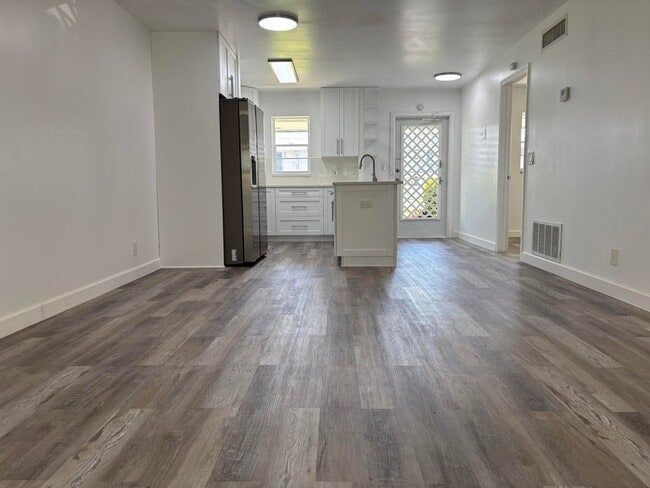 Building Photo - 1119 Lake Ter