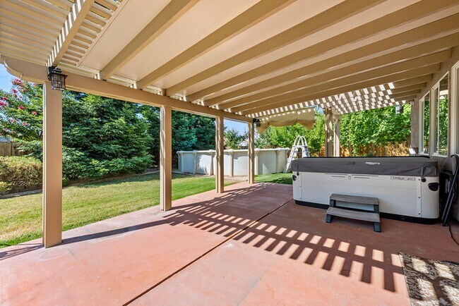 Building Photo - For rent: spacious and updated 5-bedroom, ...