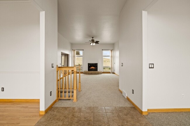 Building Photo - Executive 3-Bed Ranch Main Level - Private...