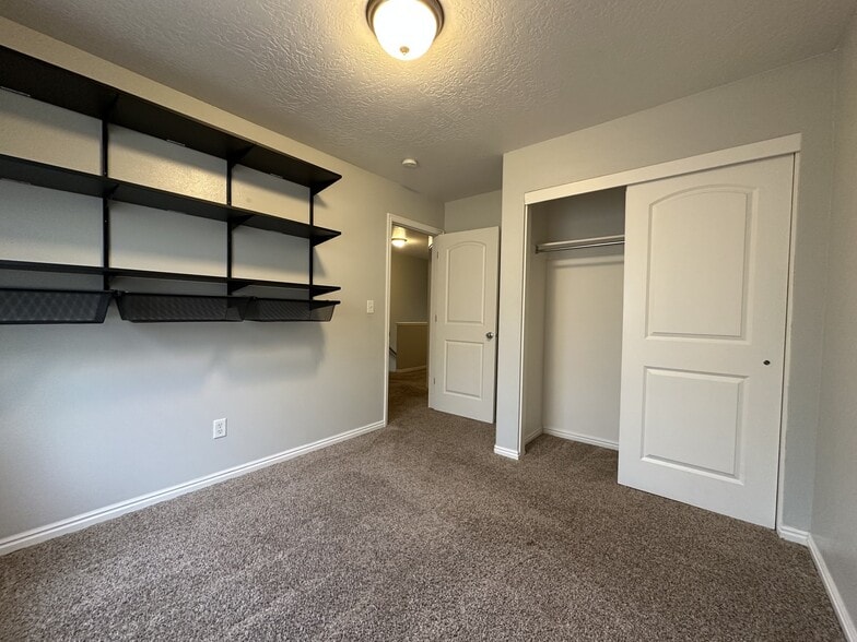 Building Photo - 775 Black Horse Dr
