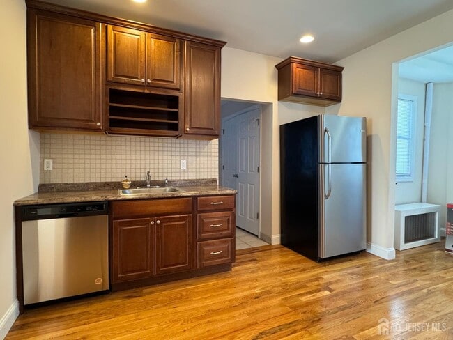 Building Photo - 150 George St