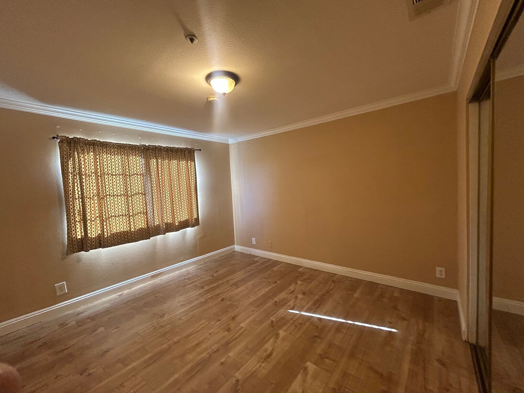 Building Photo - 12021 Elliott Ave