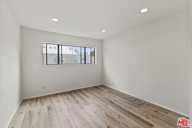 Building Photo - 1033 6th St