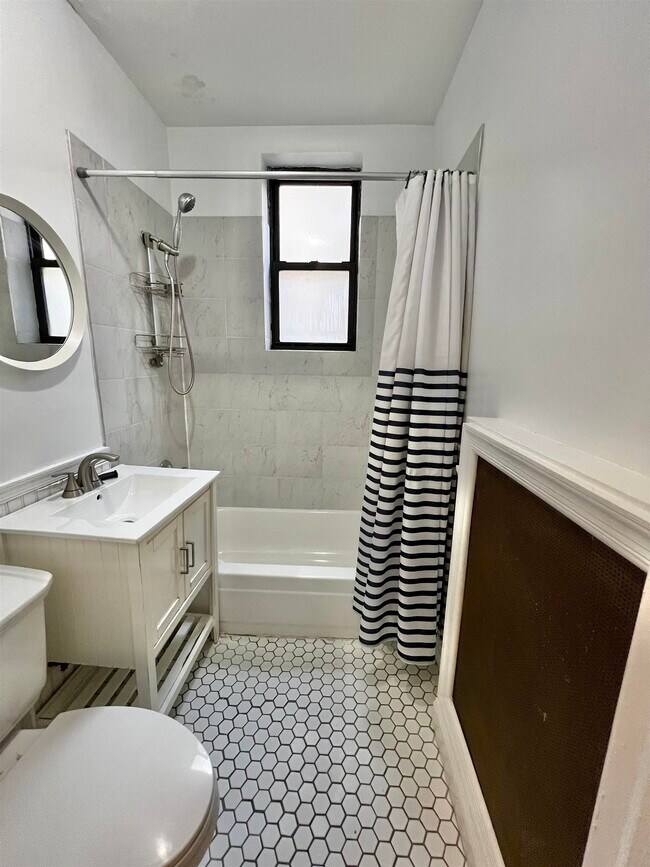 Building Photo - 131 Kensington Ave