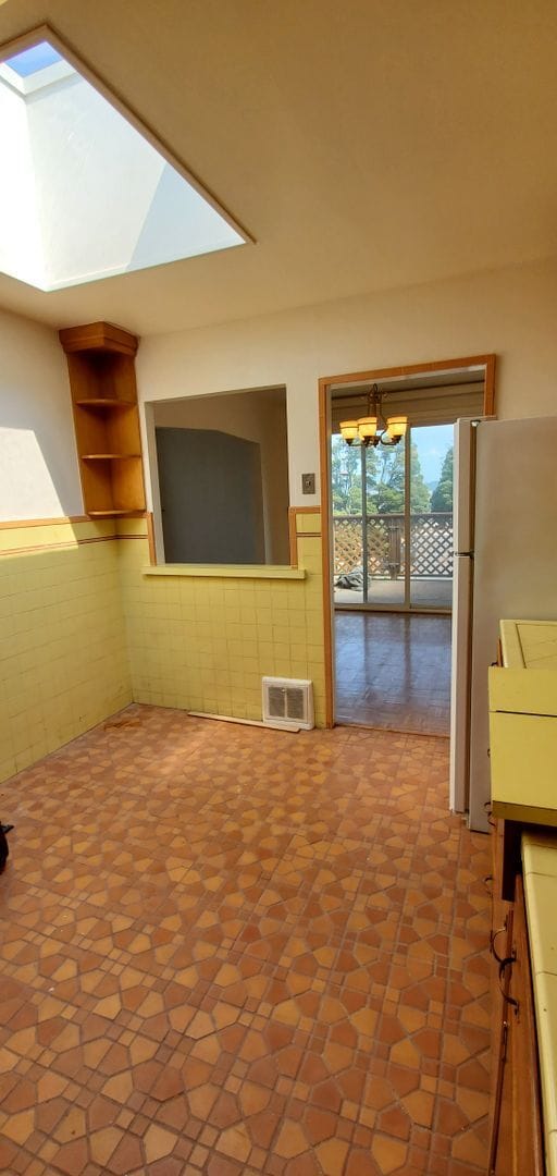 Building Photo - Beautifully Renovated Vintage  2 bedroom 2...