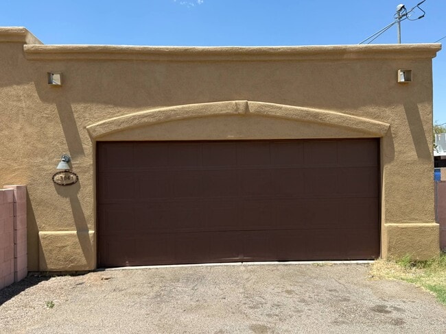 Primary Photo - 3041 N Euclid Ave