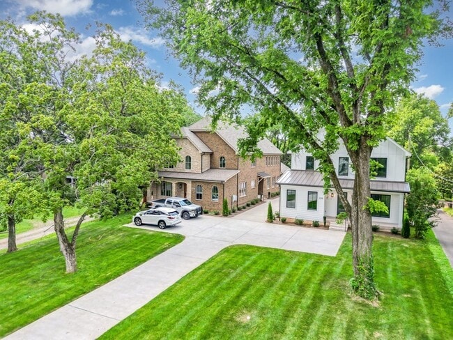 Building Photo - 909B Gale Ln