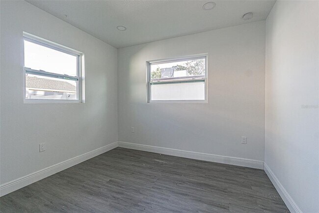 Building Photo - 558 Clearwater Largo Rd