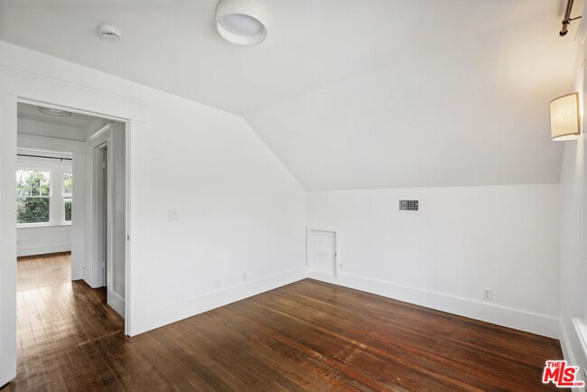 Building Photo - 1022 N Marengo Ave