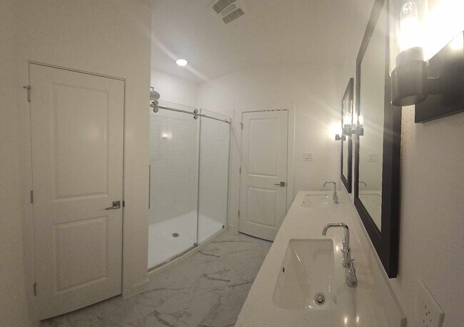 Building Photo - 8442 Bay Oaks Dr