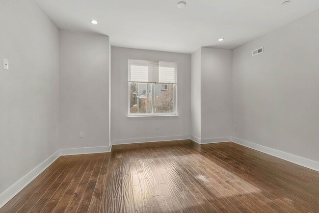 Building Photo - 1645 W Cabot St