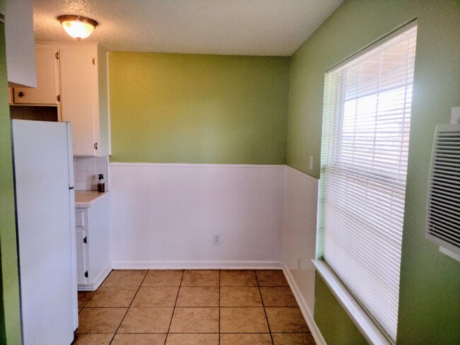 Building Photo - 1204 Bundrant Dr