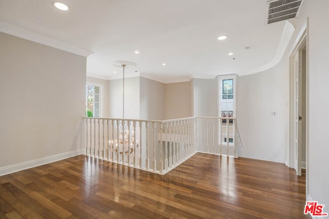 Building Photo - 257 S Oakhurst Dr