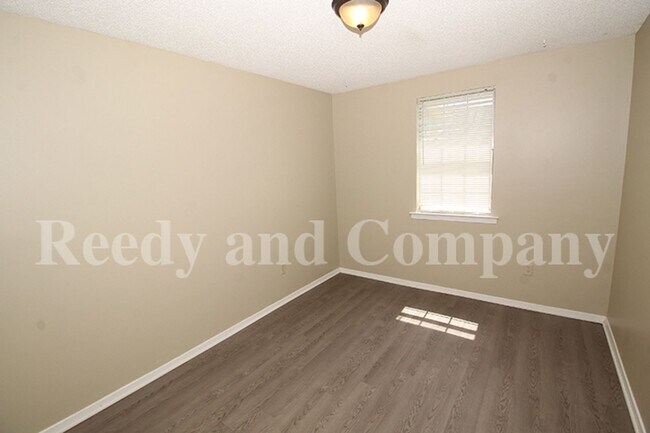 Building Photo - 5677 Fenway Dr