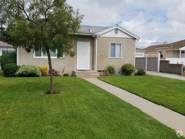 Front of House w/driveway to garage on right - 15242 Wilkie S Ave